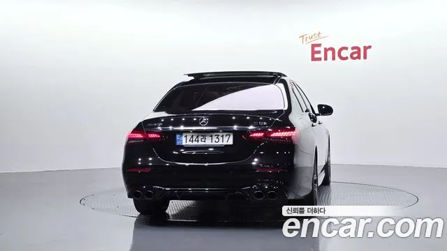 Mercedes-Benz E-Class — Фото автомобиля 3