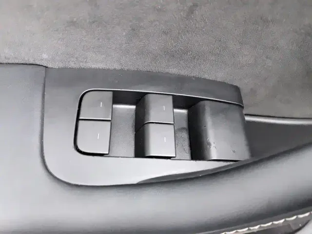 Tesla Model Y — Фото автомобиля 9