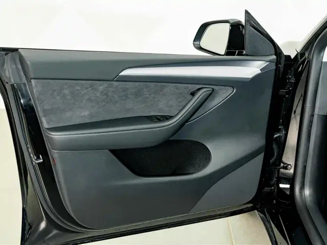 Tesla Model Y — Фото автомобиля 17
