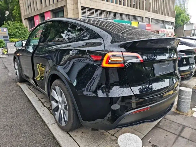 Tesla Model Y — Фото автомобиля 4