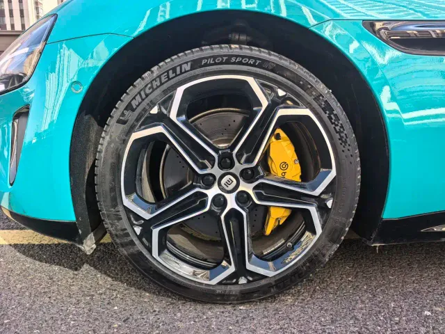Xiaomi SU7 — Фото автомобиля 4