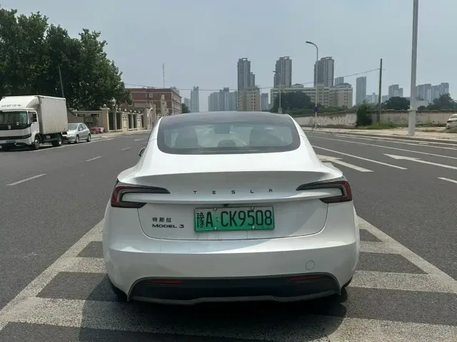 Tesla Model 3 — Фото автомобиля 4