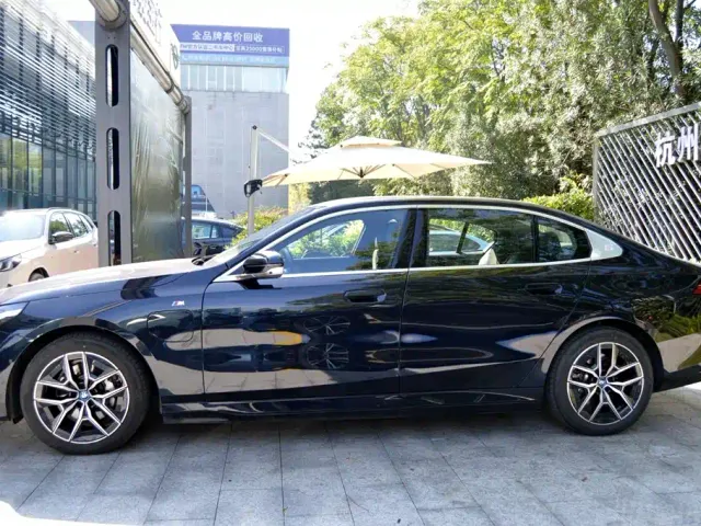 BMW i5 — Фото автомобиля 3