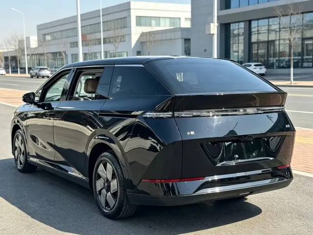 Xpeng X9 — Фото автомобиля 9