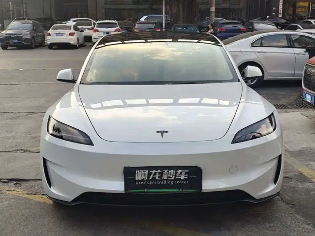 Tesla Model 3 — Фото автомобиля 2