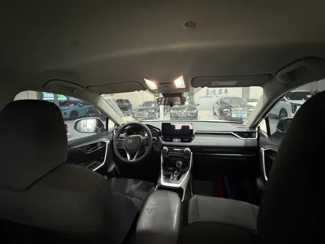 Toyota RAV4 — Фото автомобиля 8