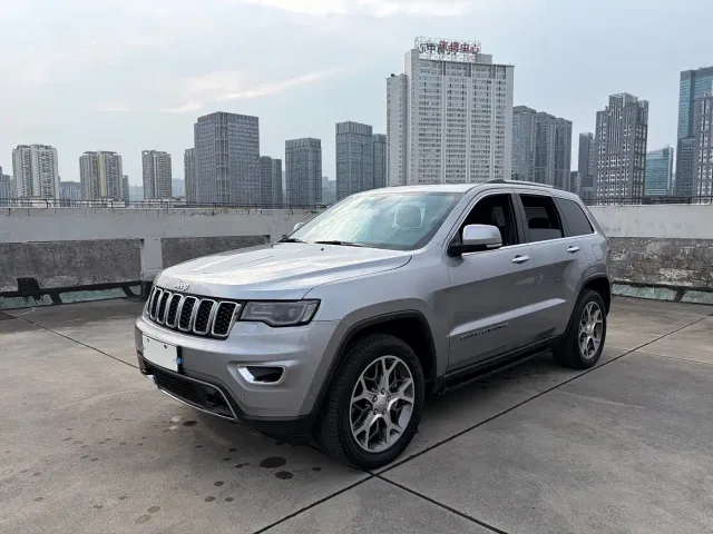 Фотография автомобиля — Jeep Grand Cherokee