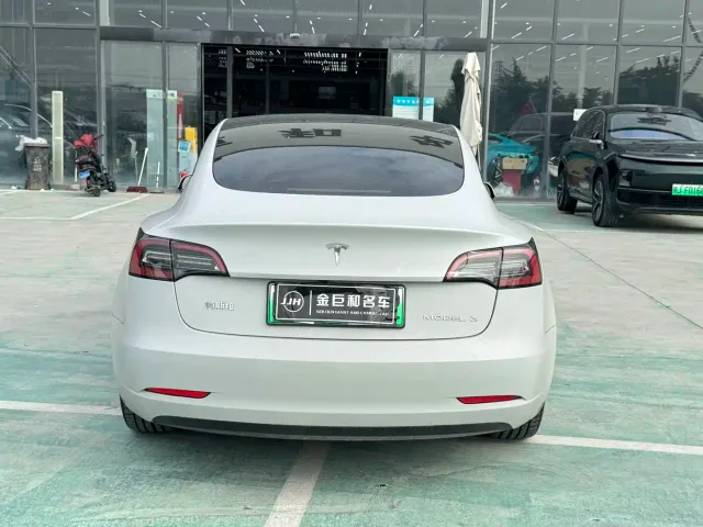 Tesla Model 3 — Фото автомобиля 8