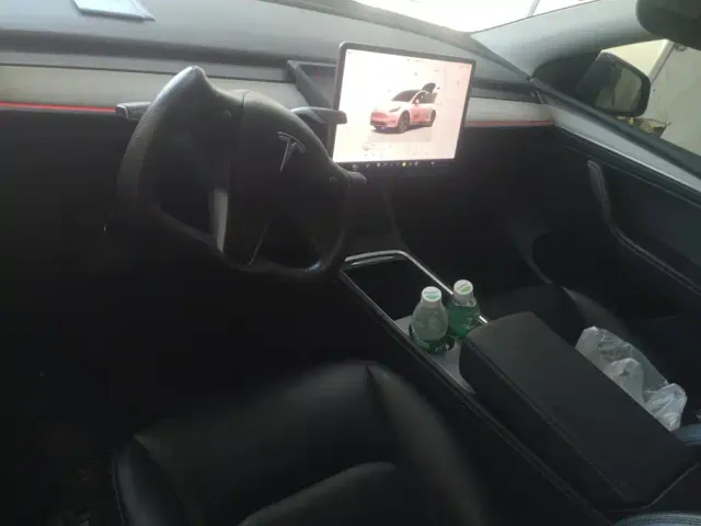 Tesla Model Y — Фото автомобиля 12
