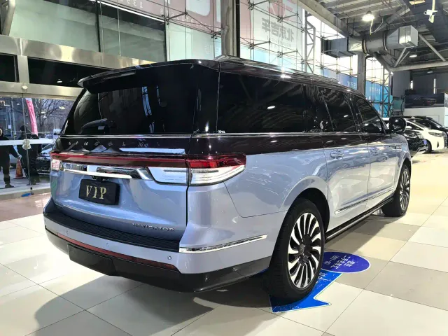 Lincoln Navigator One — Фото автомобиля 26