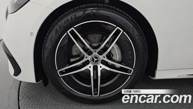 Mercedes-Benz E-Class — Фото автомобиля 4
