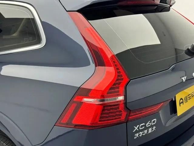 Volvo XC60 — Фото автомобиля 8