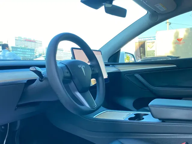 Tesla Model Y — Фото автомобиля 14