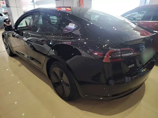 Tesla Model 3 — Фото автомобиля 4