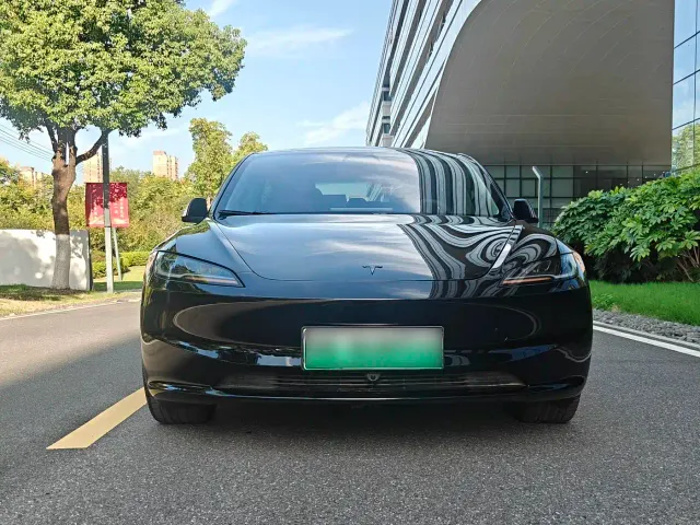 Tesla Model 3 — Фото автомобиля 2