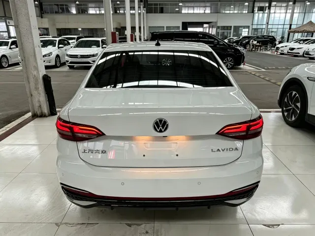 Volkswagen Lavida — Фото автомобиля 15