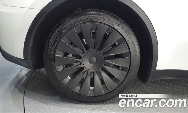 Tesla Model Y — Фото автомобиля 5