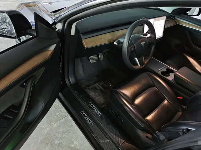 Tesla Model 3 — Фото автомобиля 15
