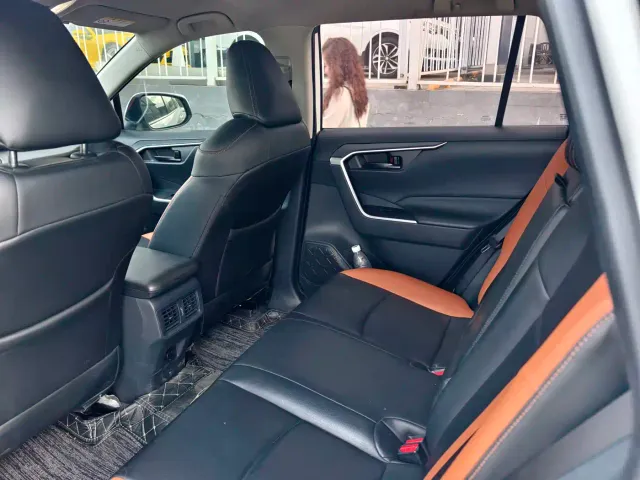 Toyota RAV4 — Фото автомобиля 15