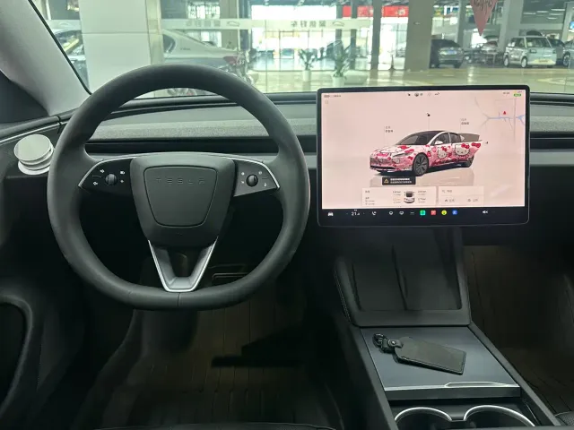 Tesla Model 3 — Фото автомобиля 5