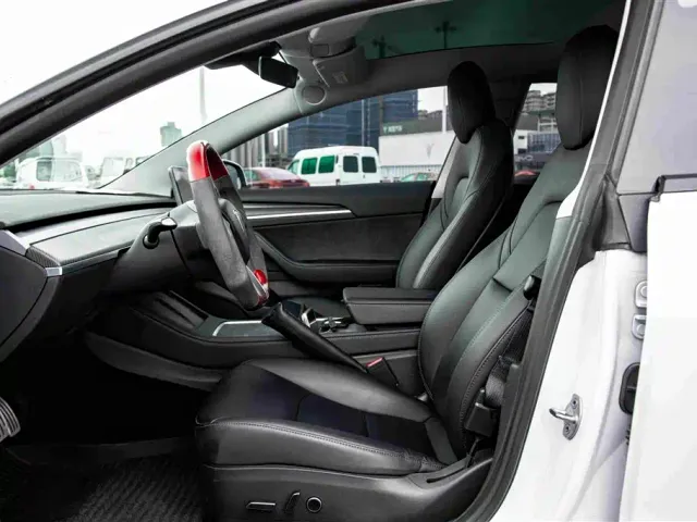 Tesla Model 3 — Фото автомобиля 12