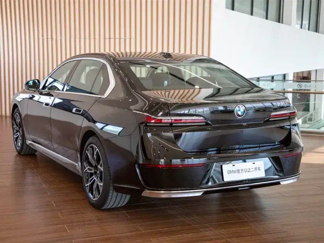 BMW 7 Series — Фото автомобиля 8