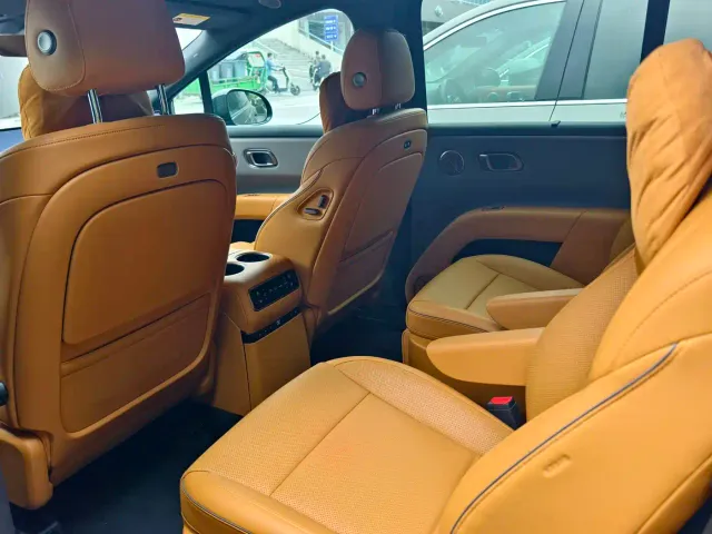 Li Auto i8 — Фото автомобиля 5