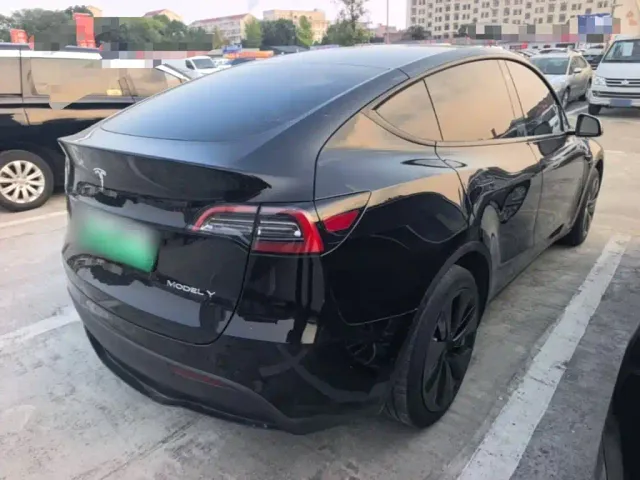 Tesla Model Y — Фото автомобиля 6
