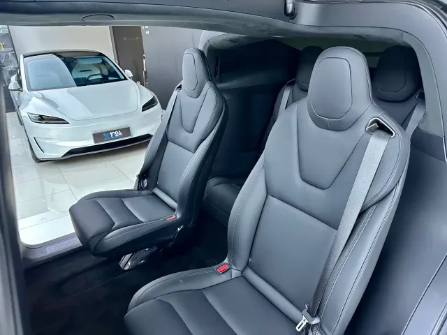 Tesla Model X — Фото автомобиля 6