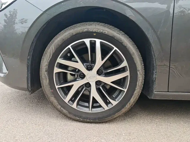 Geely Emgrand — Фото автомобиля 22