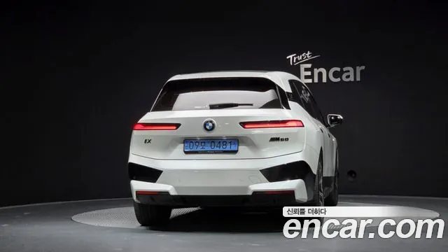 BMW iX — Фото автомобиля 4