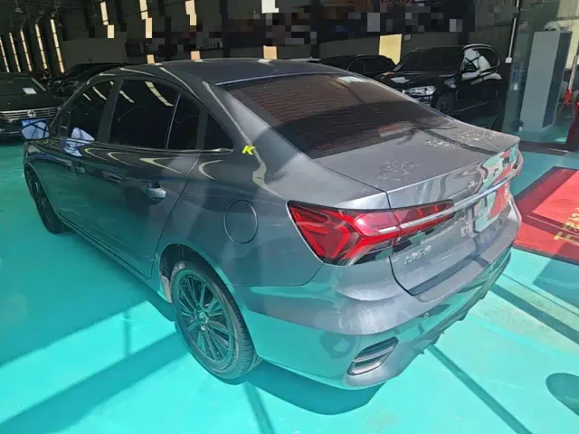 Roewe i5 — Фото автомобиля 4