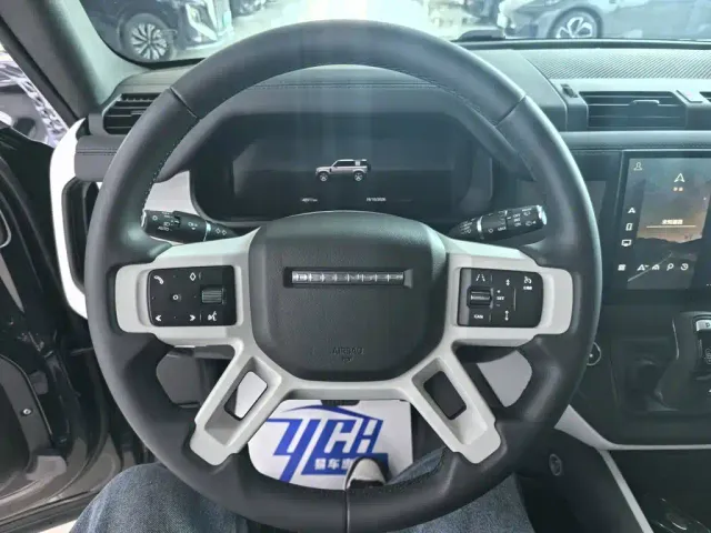 Land Rover Defender — Фото автомобиля 11