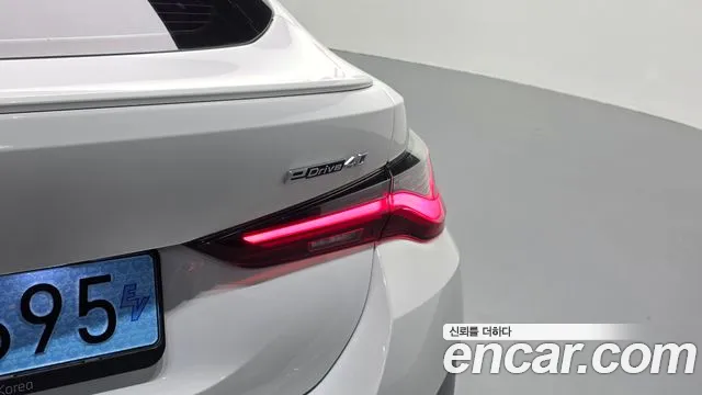 BMW i4 — Фото автомобиля 8