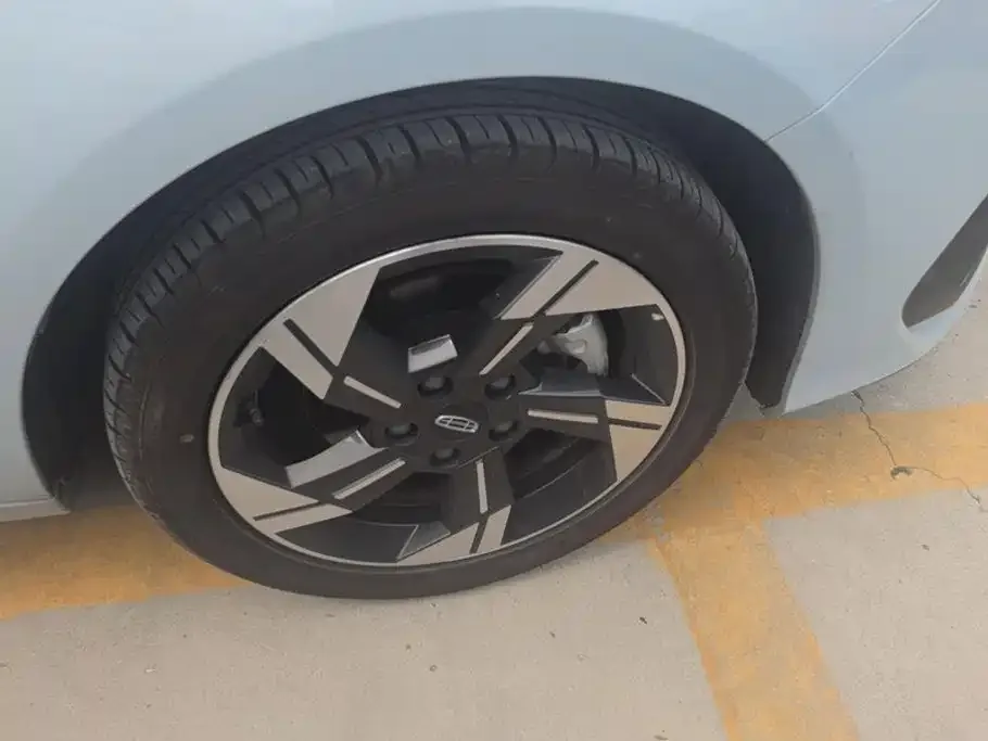 Geely Emgrand L HiP 2024 Model Soaring Dragon Edition 1.5TD-DHT Pro 100KM Excellence Type — Фото автомобиля 6