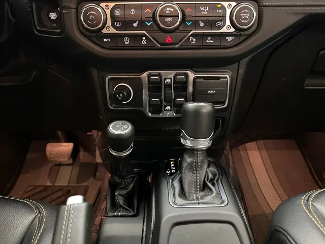 Jeep Wrangler — Фото автомобиля 11