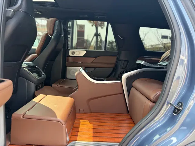 Lincoln Navigator — Фото автомобиля 12