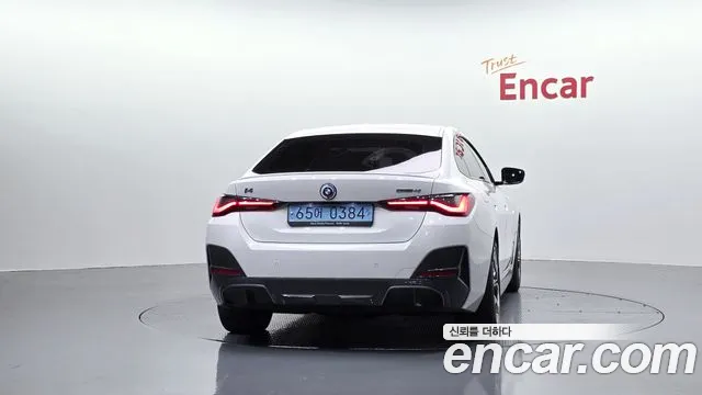 BMW i4 — Фото автомобиля 4