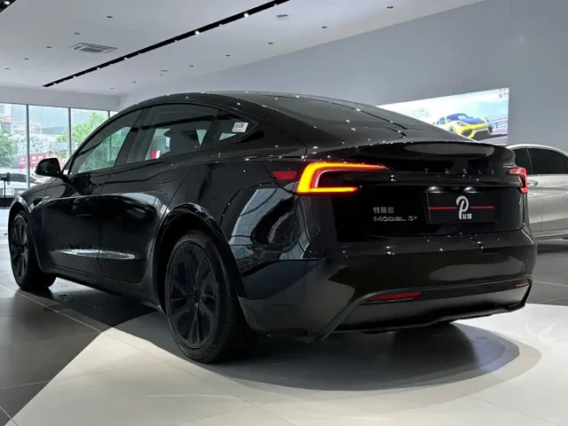 Tesla Model 3 — Фото автомобиля 3