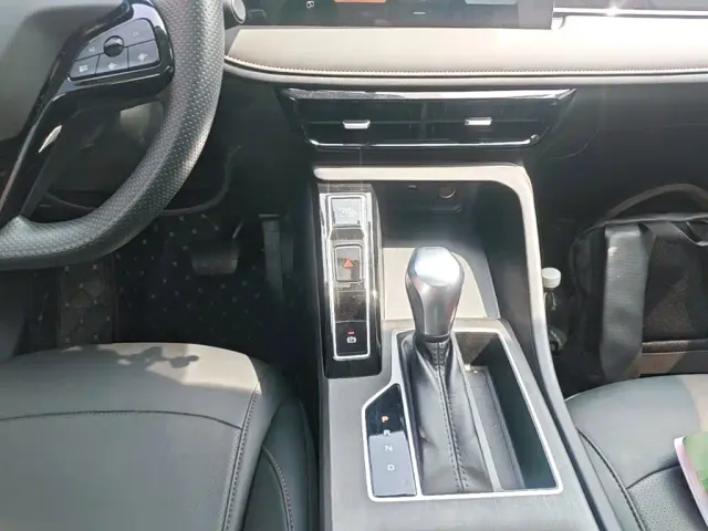 Roewe i5 — Фото автомобиля 13
