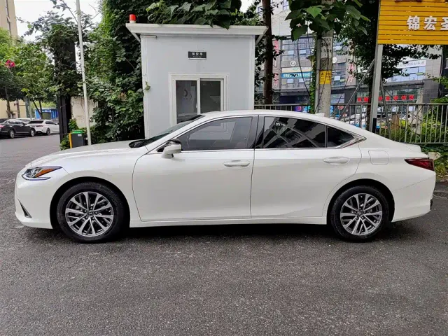 Lexus ES — Фото автомобиля 4