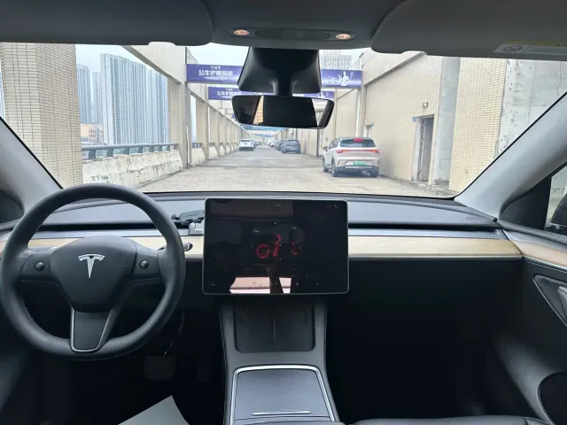 Tesla Model Y — Фото автомобиля 12
