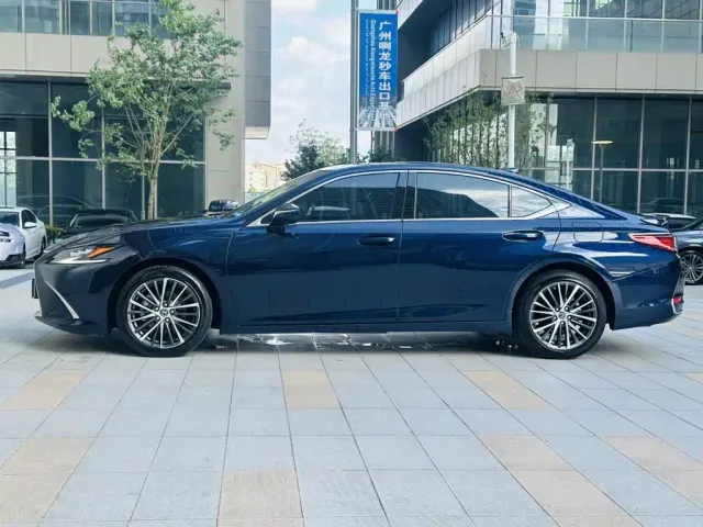 Lexus ES — Фото автомобиля 4