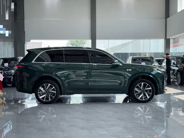 Li Auto L8 — Фото автомобиля 3