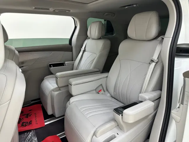 Roewe iMAX8 — Фото автомобиля 17