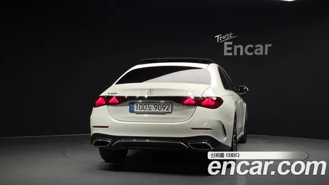 Mercedes-Benz E-Class — Фото автомобиля 4