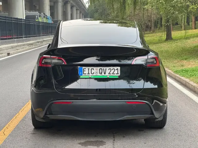 Tesla Model Y 2023 Long Range All-Wheel Drive Edition — Фото автомобиля 3