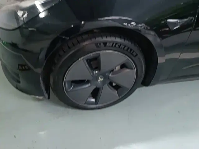 Tesla Model 3 — Фото автомобиля 22