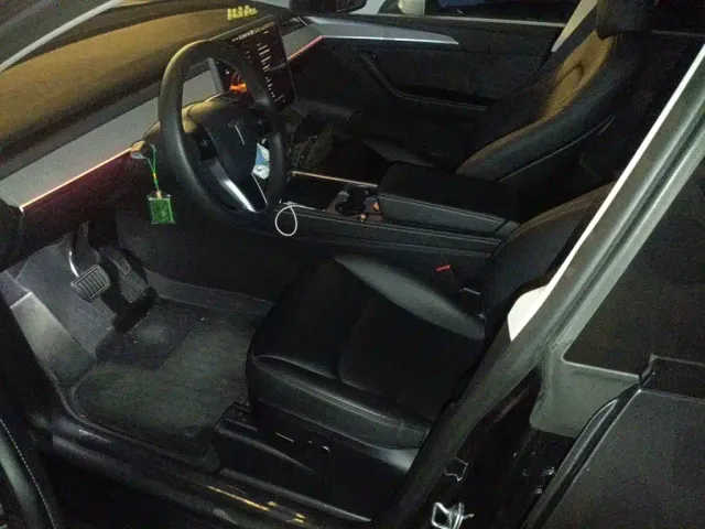 Tesla Model Y — Фото автомобиля 11