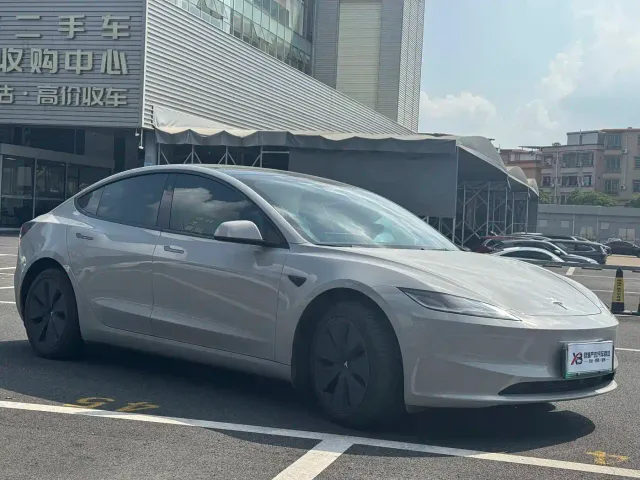 Tesla Model 3 — Фото автомобиля 3